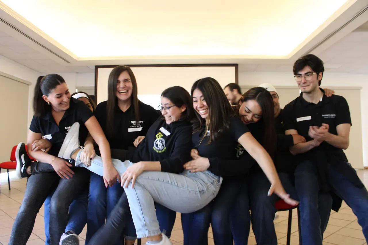 Grupo compartiendo un momento de integración, reforzando los lazos y la cooperación entre los participantes