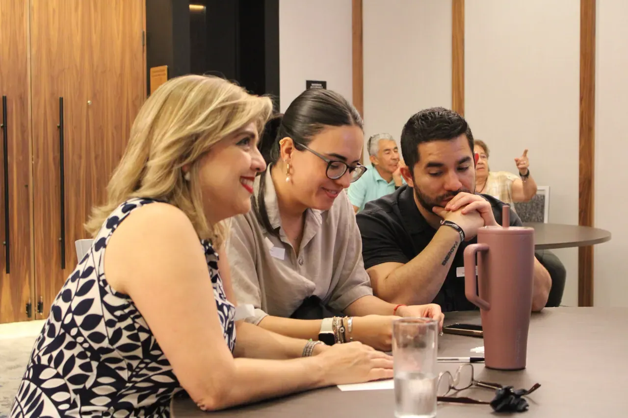 Participantes interactuando en una sesión grupal, aprendiendo a enfrentar retos juntos con creatividad y organización
