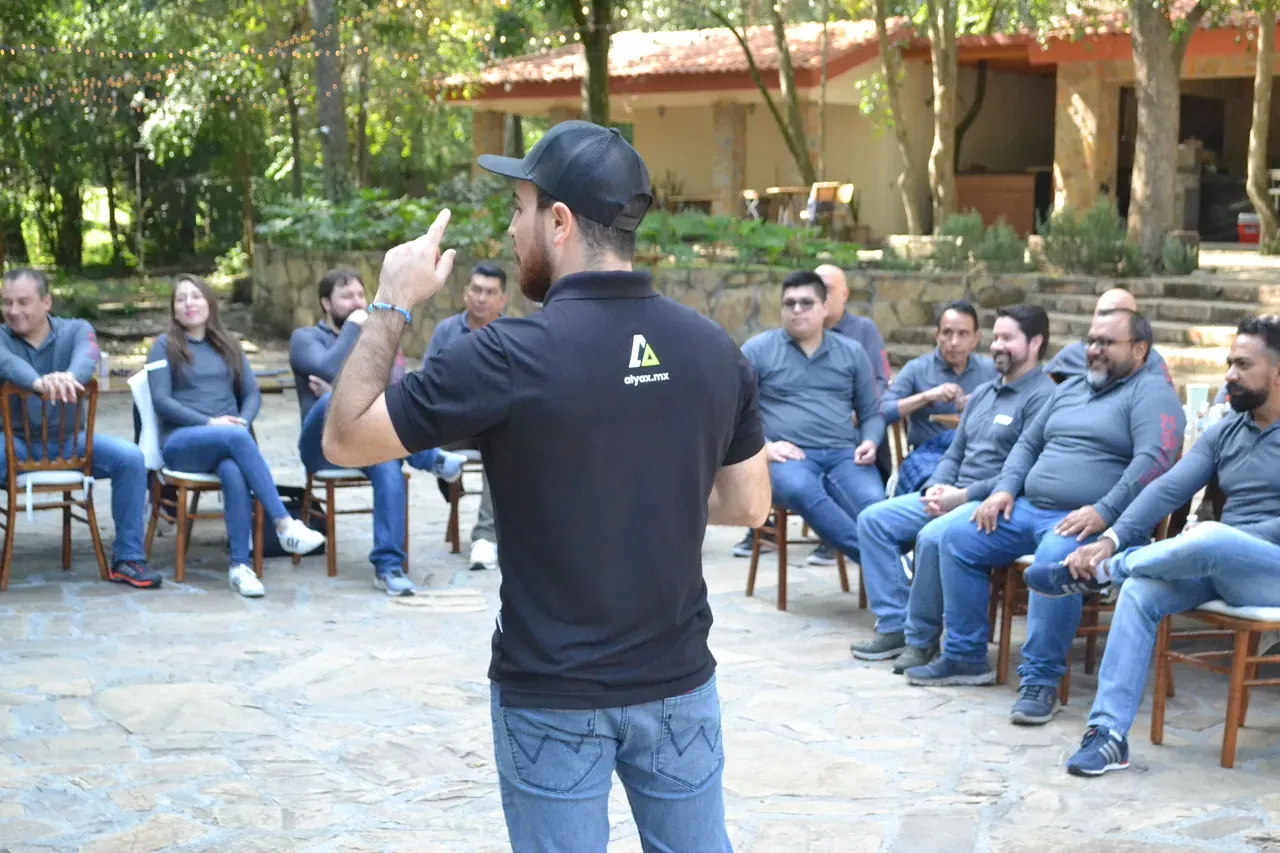 Facilitador liderando una actividad al aire libre, promoviendo la integración y el fortalecimiento del trabajo en equipo