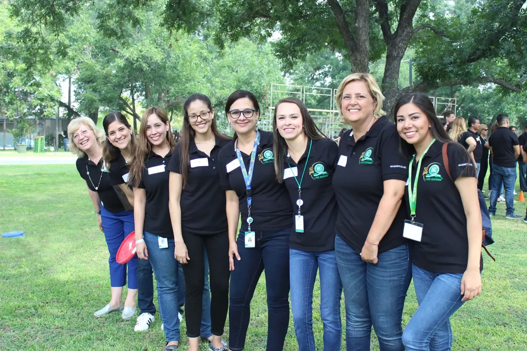 Grupo de maestros posando al aire libre después de participar en actividades de integración, mostrando unión y camaradería