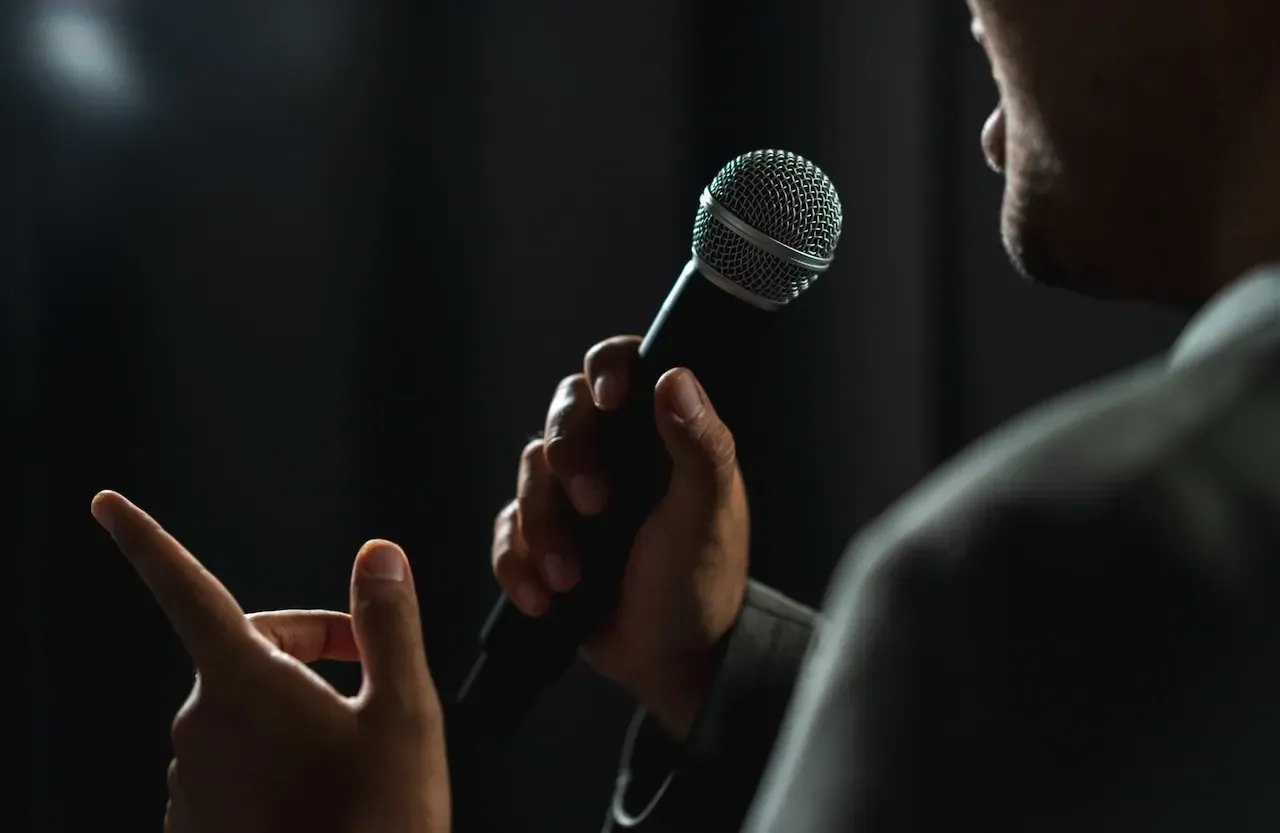 Primer plano de un micrófono, simbolizando la voz y el impacto de las pláticas motivacionales