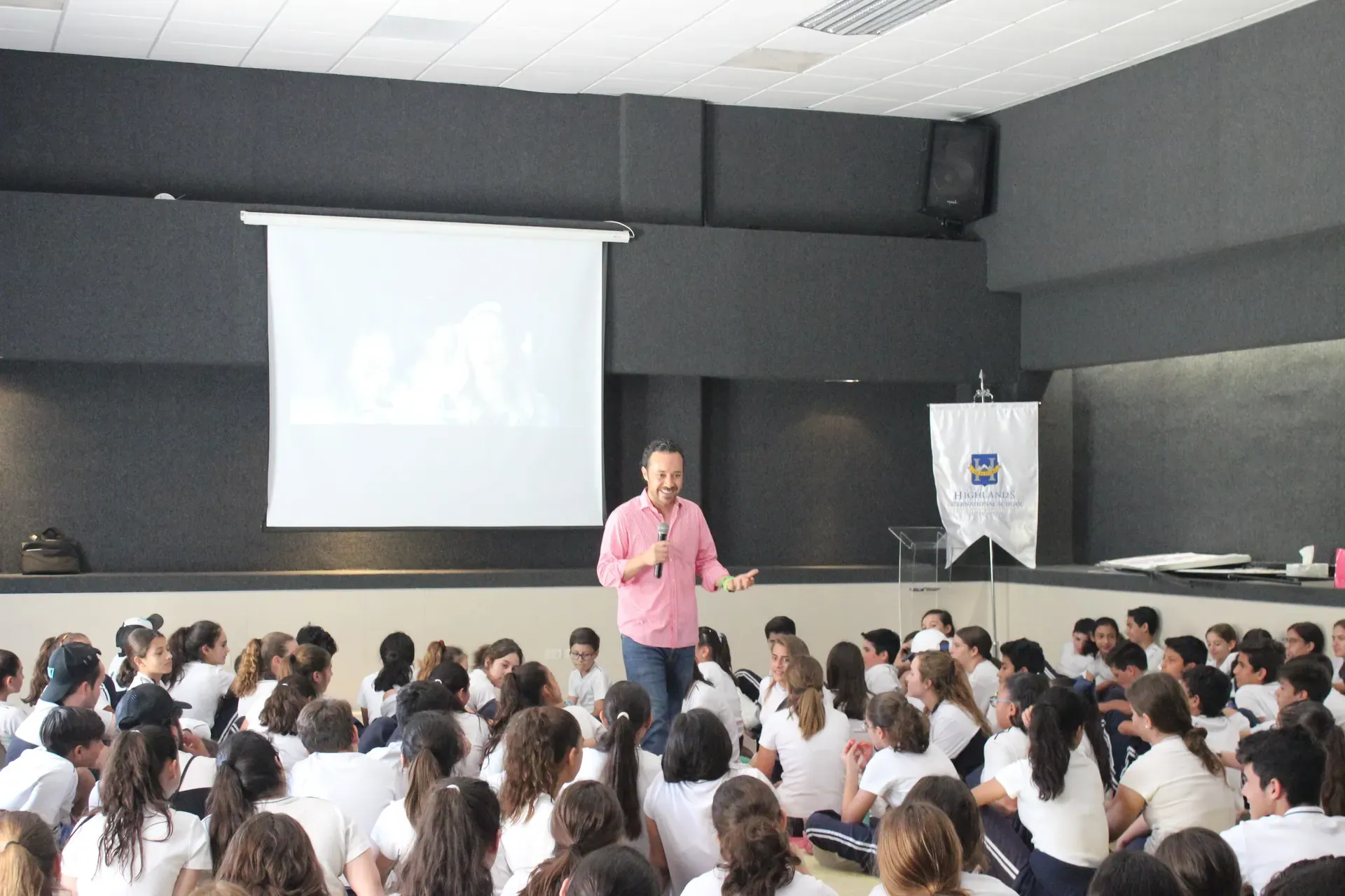 Facilitador de ALYAX hablando frente a una audiencia durante una plática motivacional en Monterrey, transmitiendo inspiración y energía