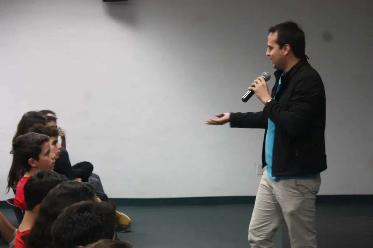 Facilitador interactuando con la audiencia, respondiendo preguntas y alentando la participación activa