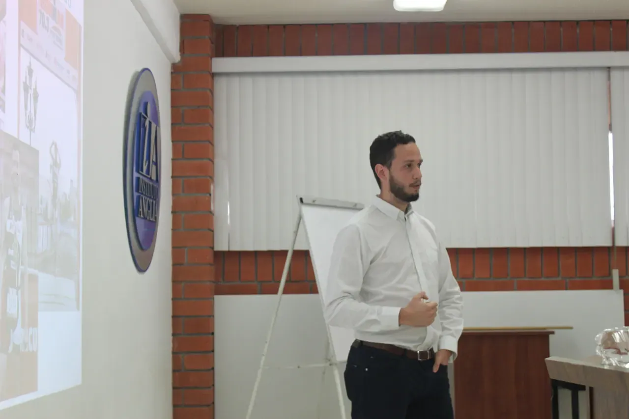 Facilitador apuntando a una pantalla durante una sesión, guiando a los asistentes hacia reflexiones prácticas