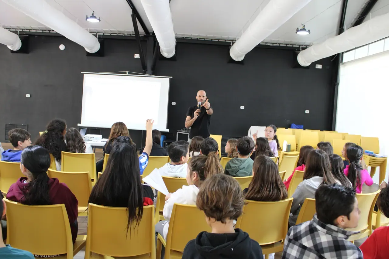 Ponente utilizando gestos dinámicos para enfatizar puntos importantes durante una plática motivacional