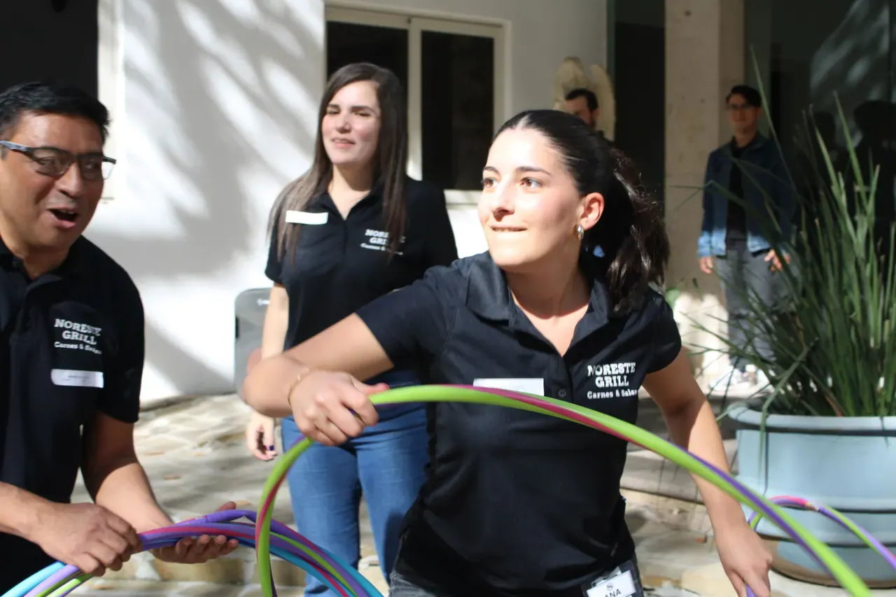 Mujer enfocada en completar una tarea como parte del rally empresarial, mostrando compromiso y determinación
