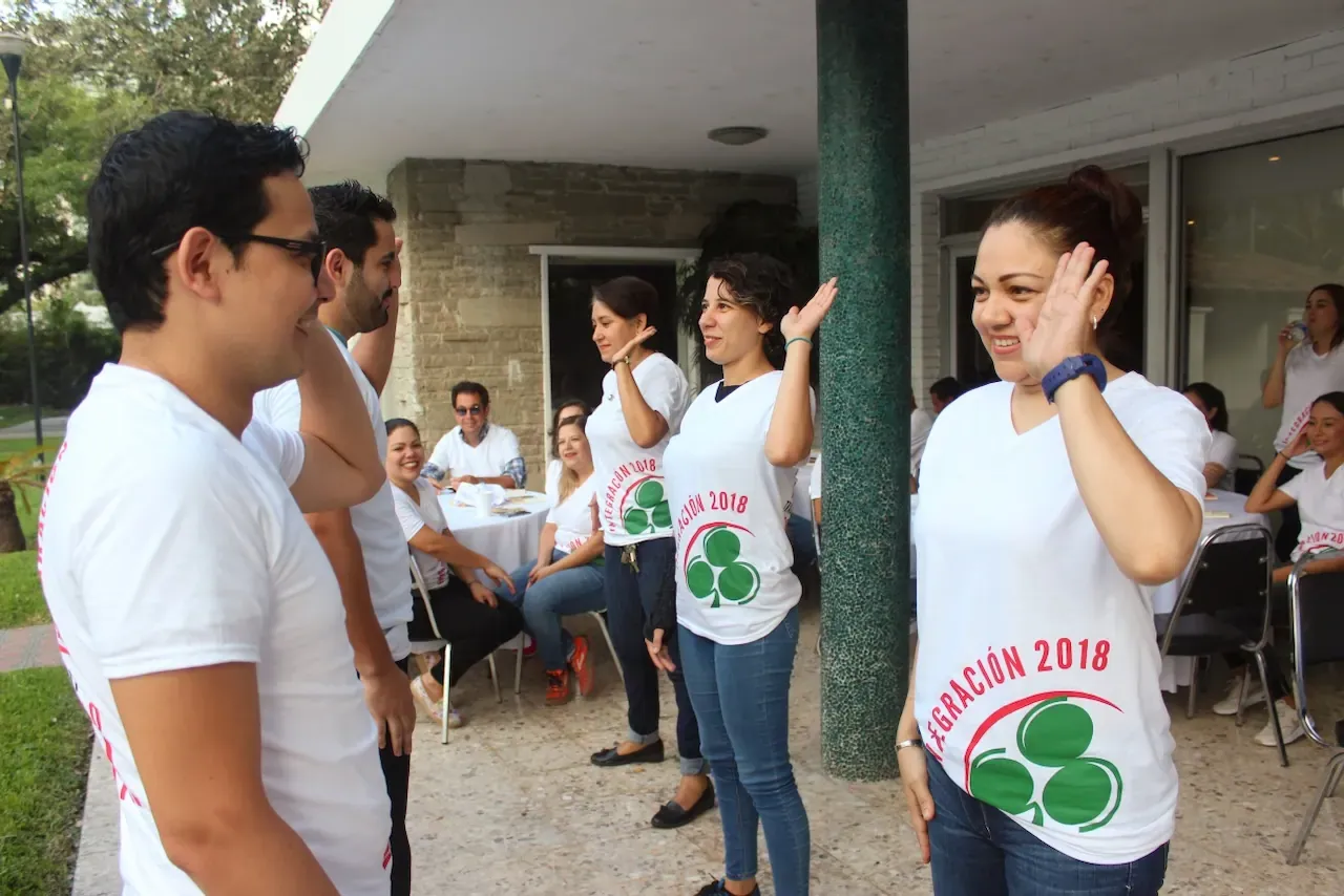 Dinámica al aire libre donde los participantes trabajan juntos para superar retos prácticos y fortalecer su liderazgo