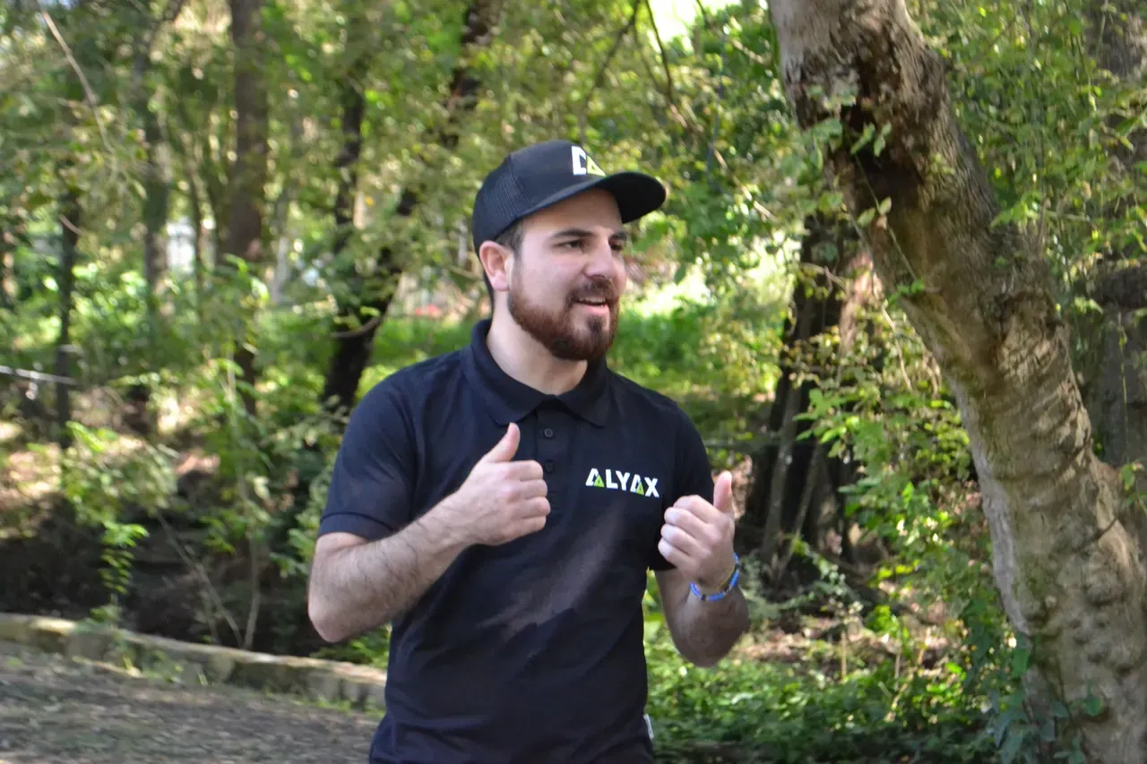 Facilitador de ALYAX guiando a los participantes en una actividad al aire libre, promoviendo la integración del equipo